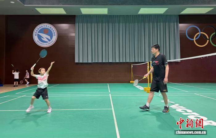 过程中结识, 爱上了当地